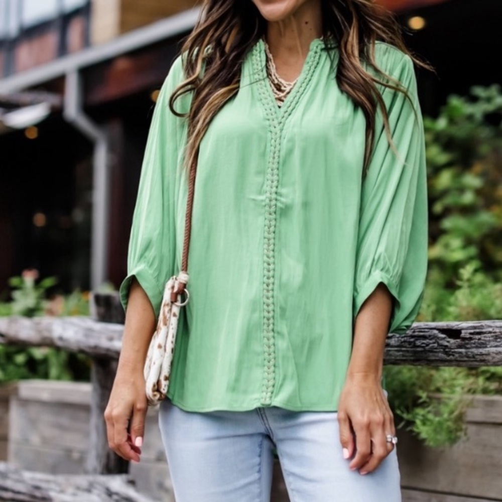 NWT CHICOS GREEN BLOUSE WITH GOLD THREAD BRAIDED DETAIL (Chico size 00)⭐️